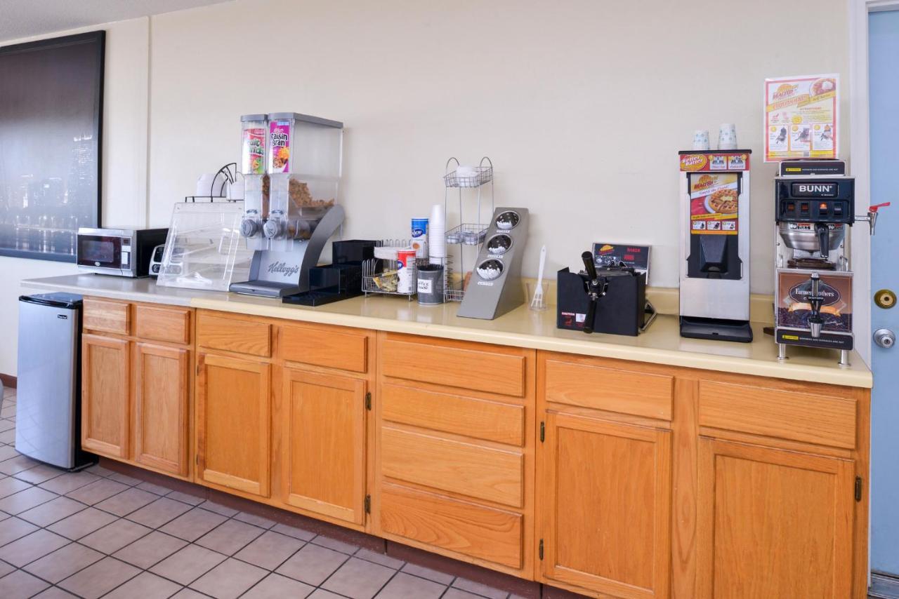 Americas Best Value Inn Sullivan Exterior photo